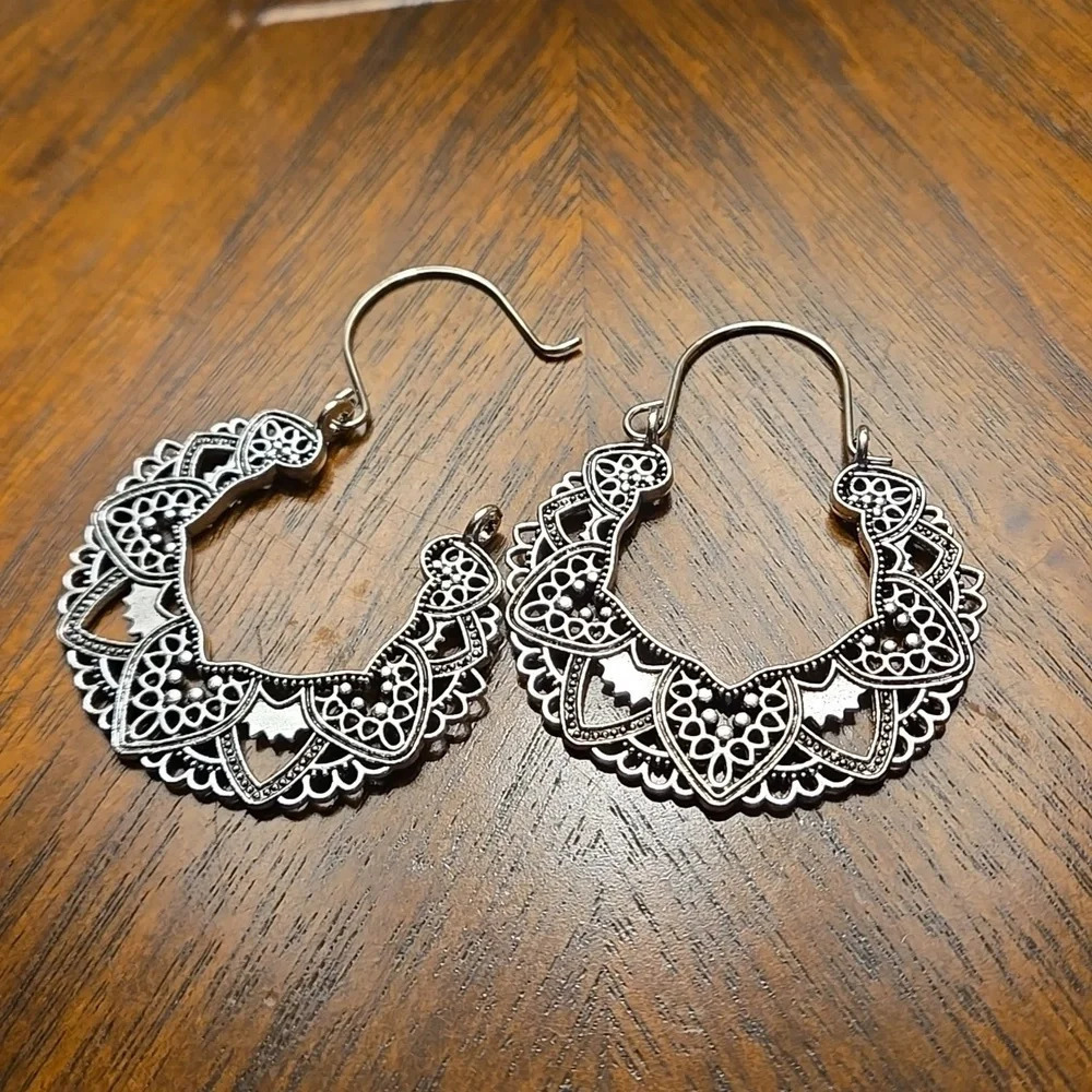 2 pairs! Silver-toned & Gold-toned Lacy Filigree & Floral Hoops - Picture 5 of 7